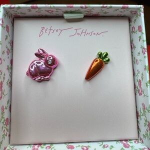 Betsey Johnson Easter Mismatched Earrings. Bunny and Carrot.